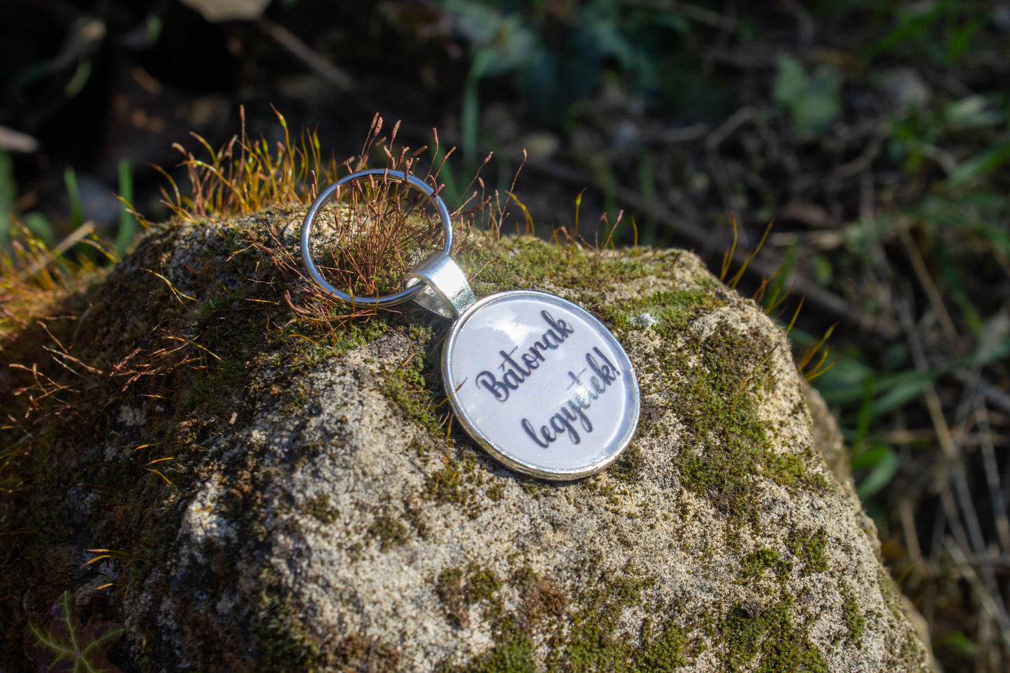 Bátorak legyetek, vicces feliratos kulcstartó