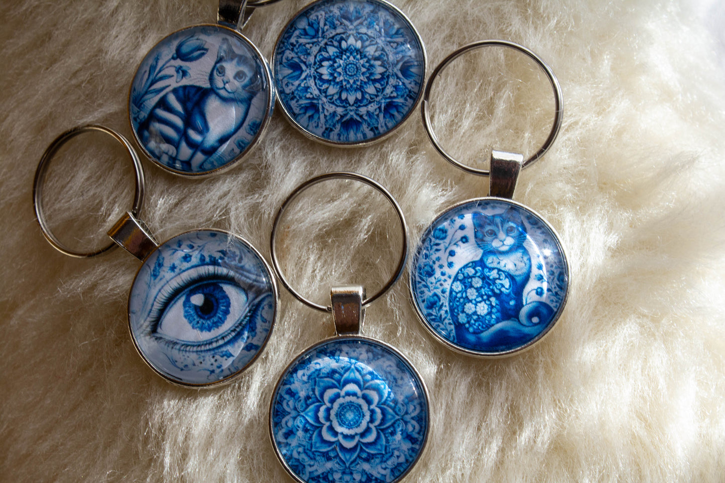 kék minta, mandala, cica, kézműves, ajándékötlet, kulcstartó, szem