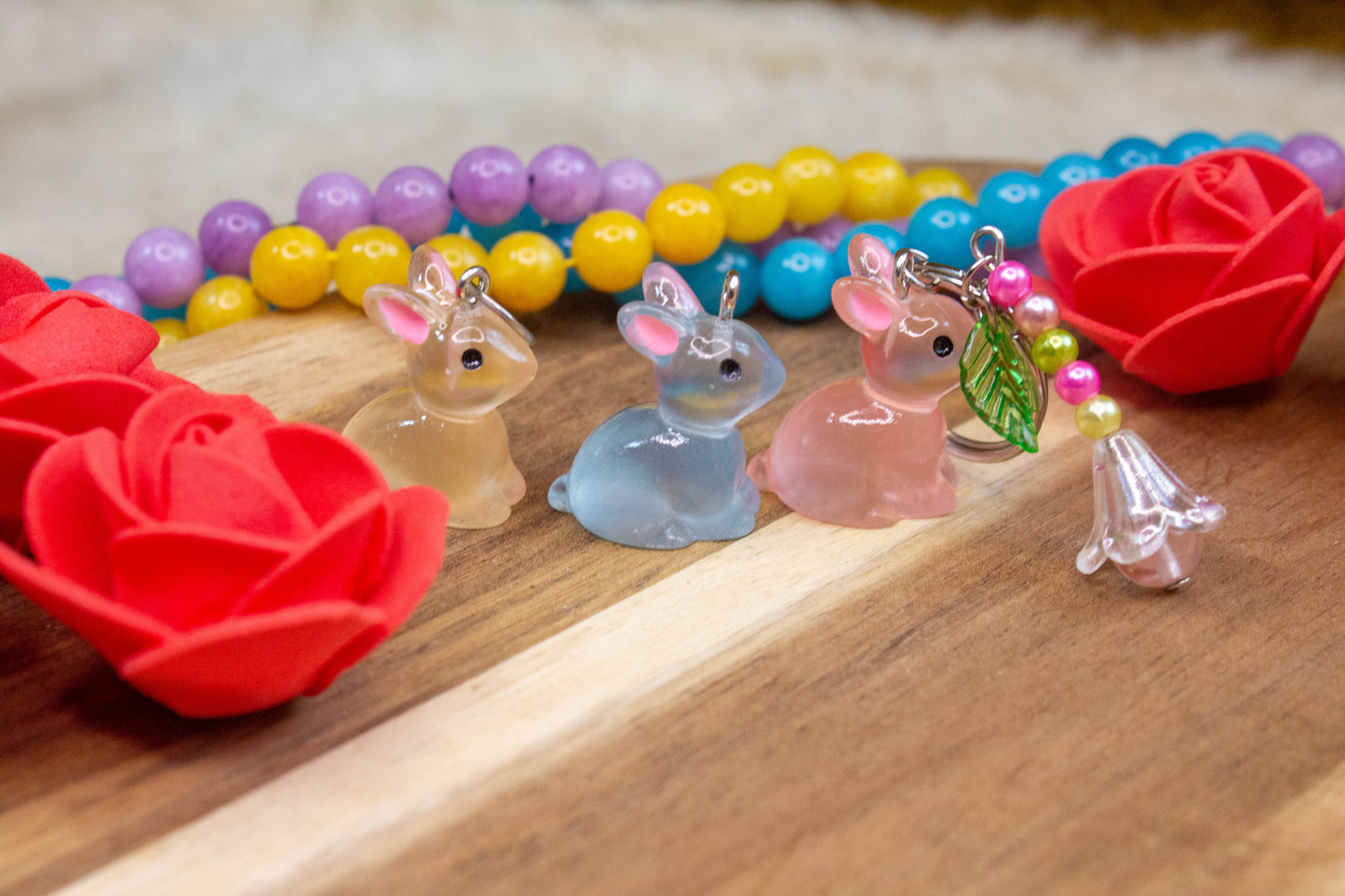 Nyuszis kulcstartó, gyöngyből készült virággal, választható nyuszi színnel, választható színek, sárga, kék és rózsaszín.