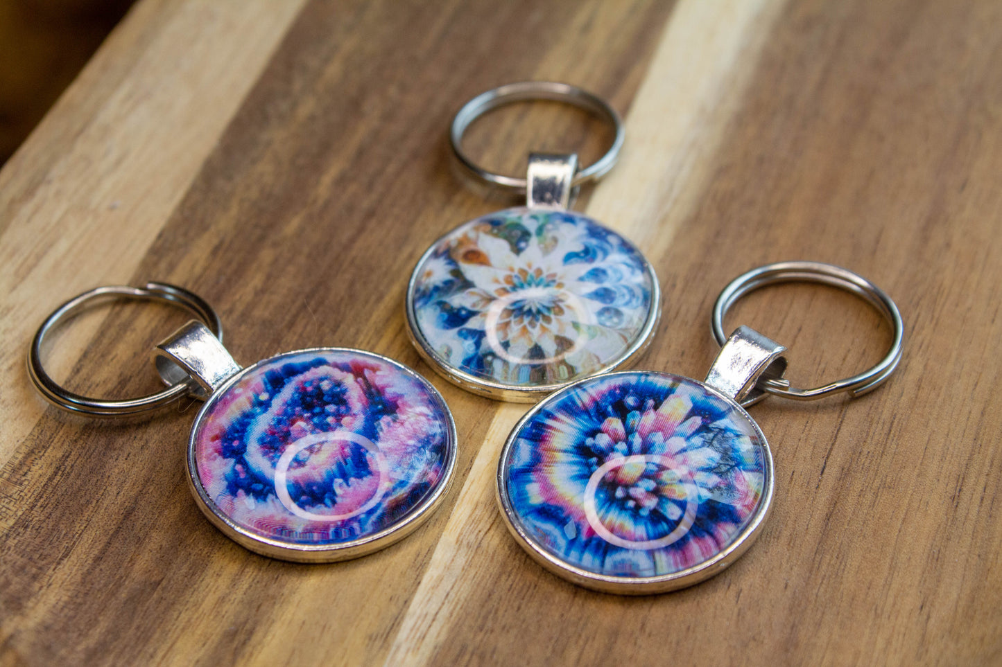 Univerzum és ásvány mintákat ötvöző üveglencsés kulcstartók