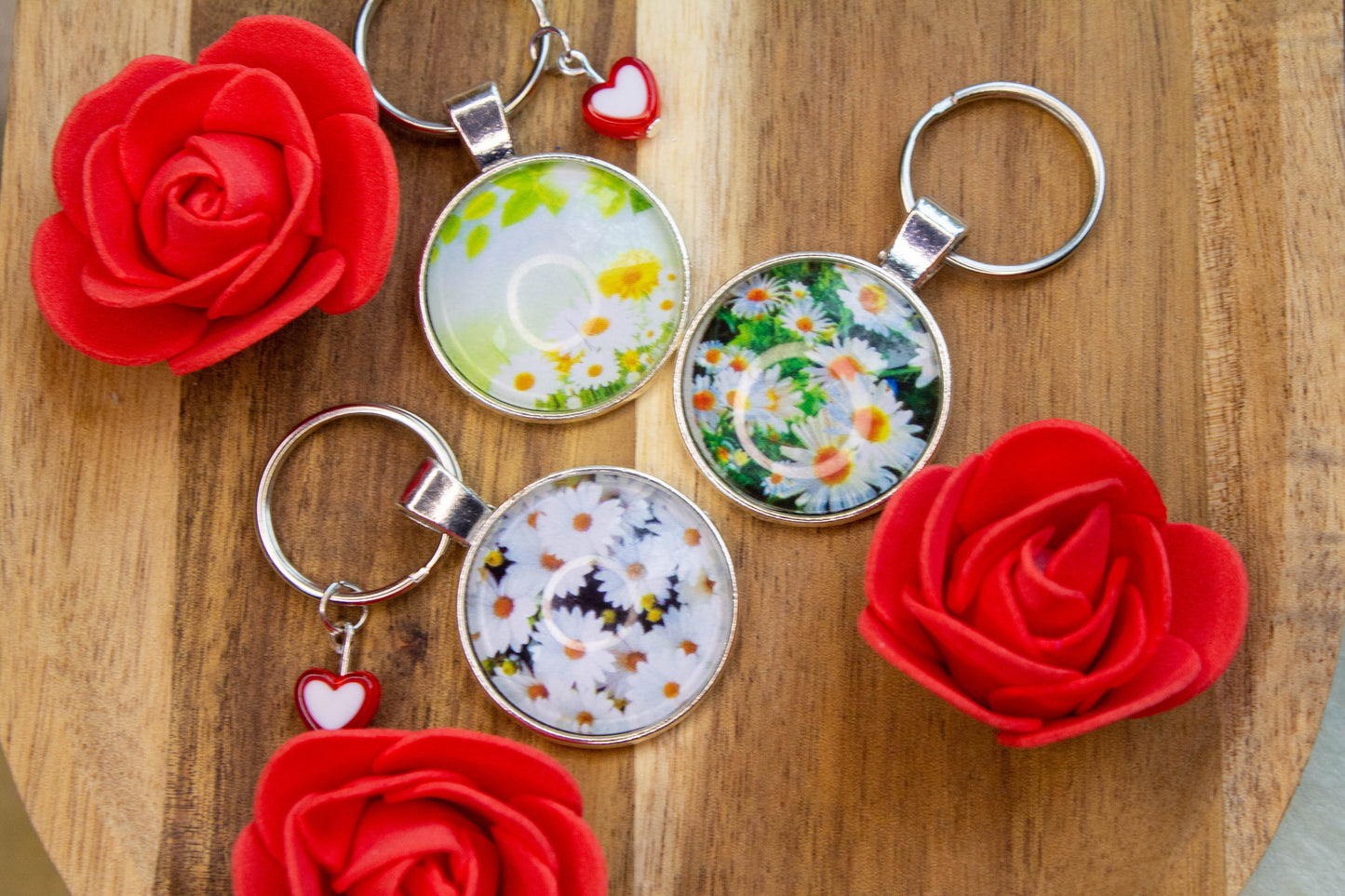 Virágmintás üveglencsés kulcstartók, választható szivecskés lifegővel.