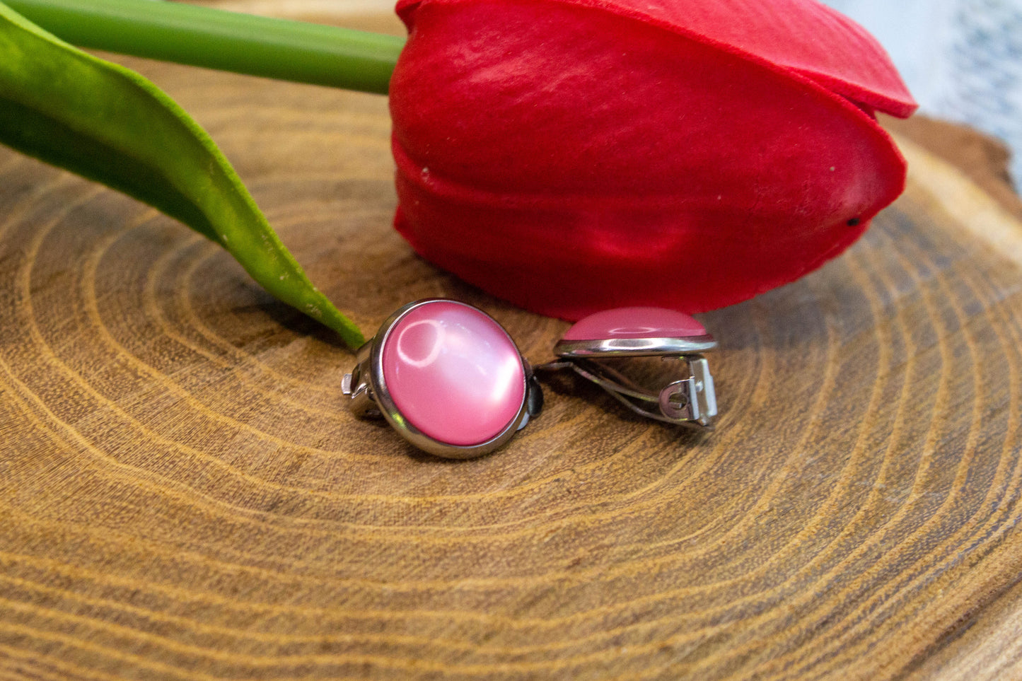 Klipszes fülbevaló rózsaszín műgyantával.