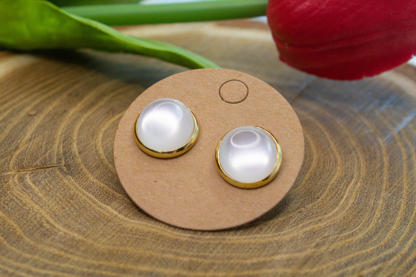 Beszúrós cabochon nemesacél fülbevaló, választható rosegold, arany színű, ezüst színű és bronz színű alapban, fehér műgyantával