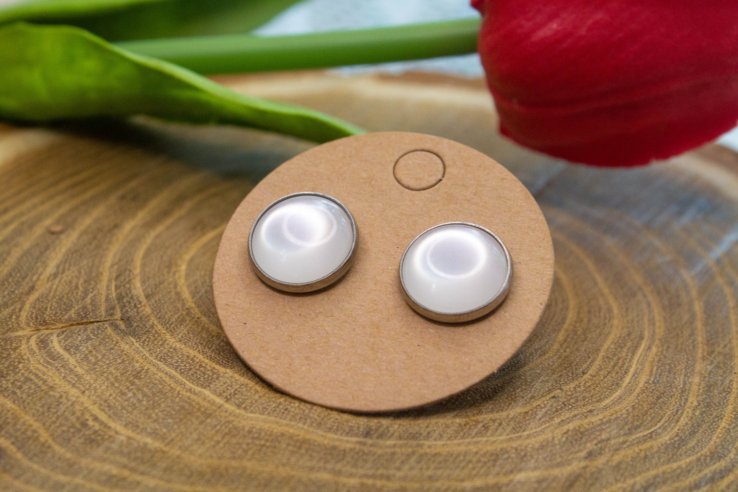 Beszúrós cabochon nemesacél fülbevaló, választható rosegold, arany színű, ezüst színű és bronz színű alapban, fehér műgyantával