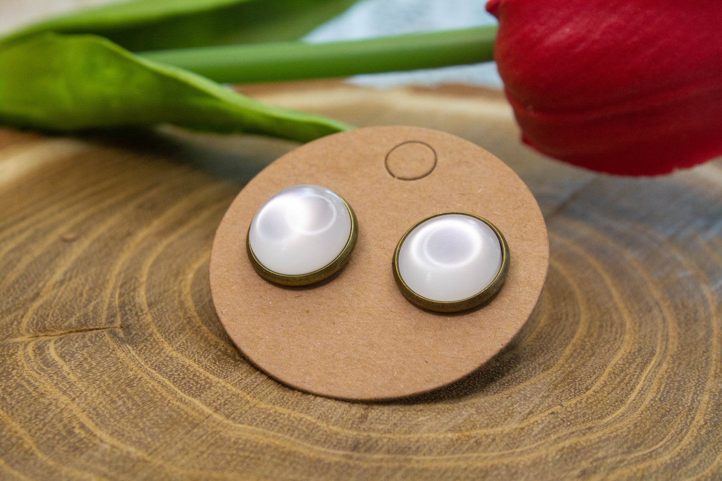 Beszúrós cabochon nemesacél fülbevaló, választható rosegold, arany színű, ezüst színű és bronz színű alapban, fehér műgyantával