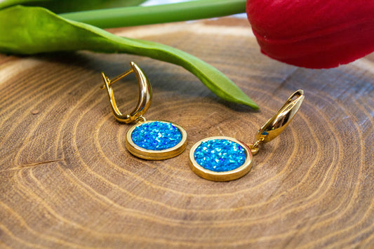 U kapcsos fülbevaló választható arany színű vagy ezüst színű alapban, kék műgyanta