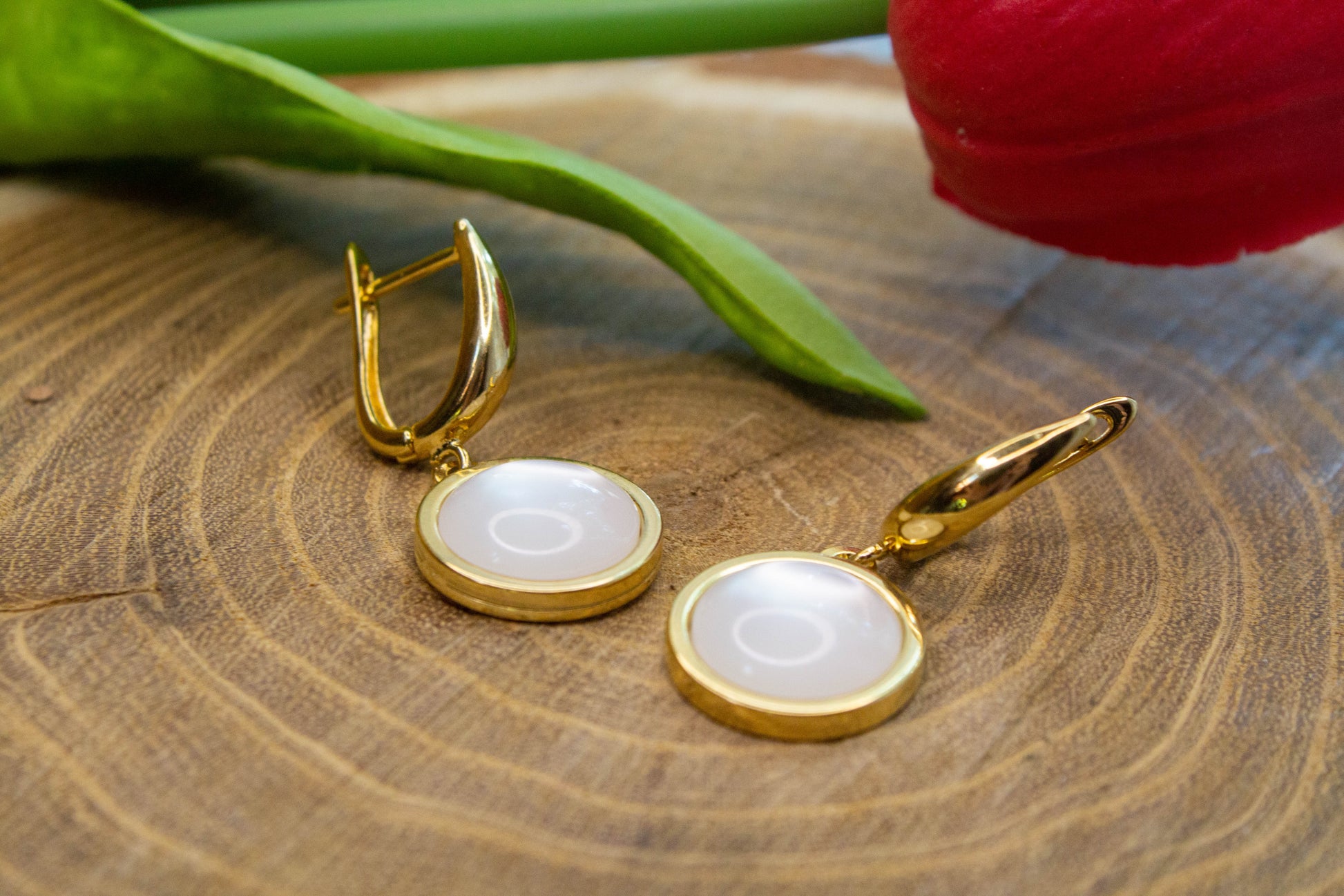 U kapcsos fülbevaló választható arany színű vagy ezüst színű alapban, fehér műgyanta