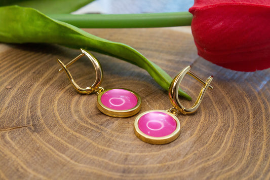 U kapcsos fülbevaló választható arany színű vagy ezüst színű alapban, rózsaszín műgyanta