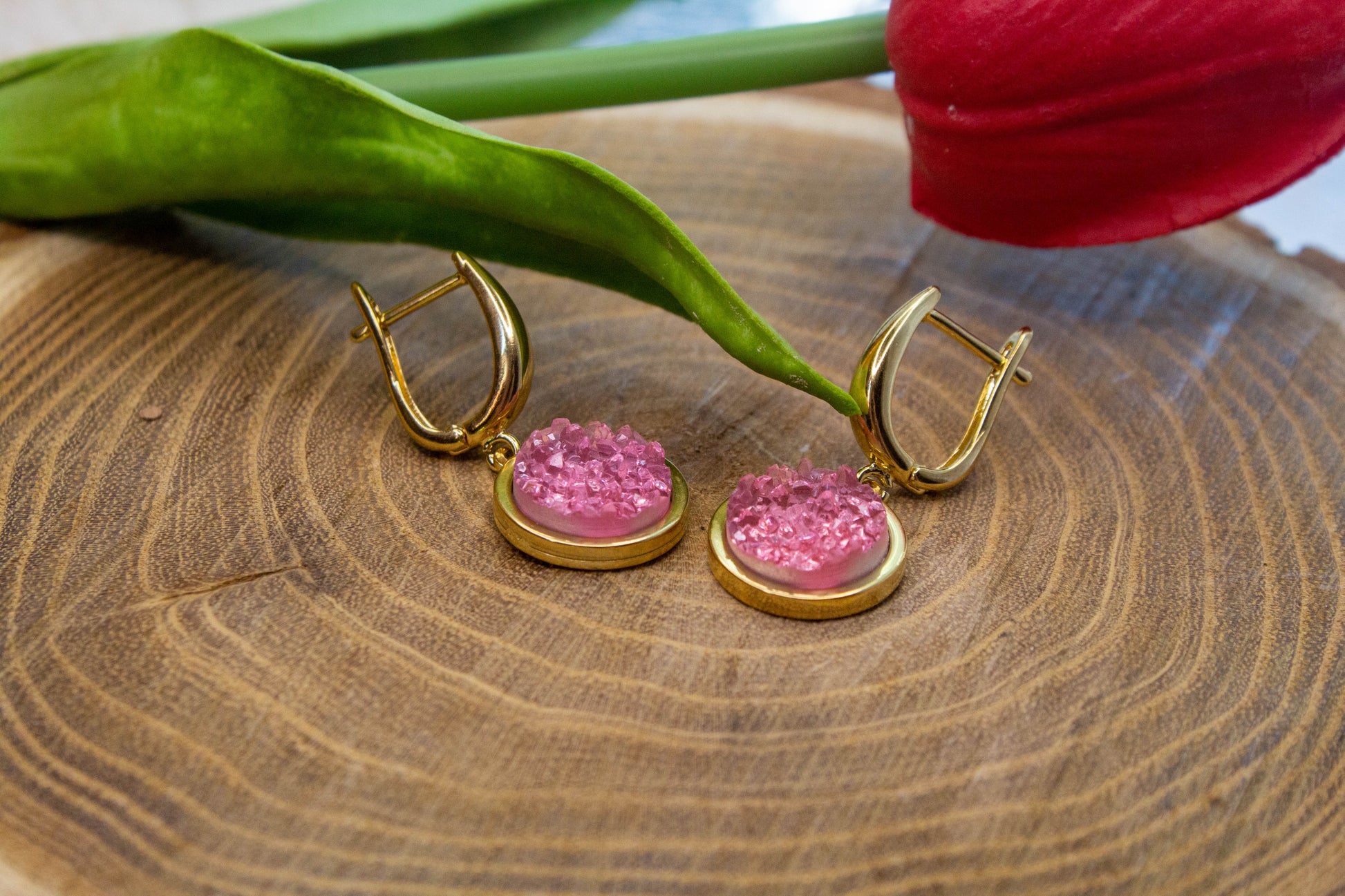 U kapcsos fülbevaló választható arany színű vagy ezüst színű alapban, rózsaszín műgyanta