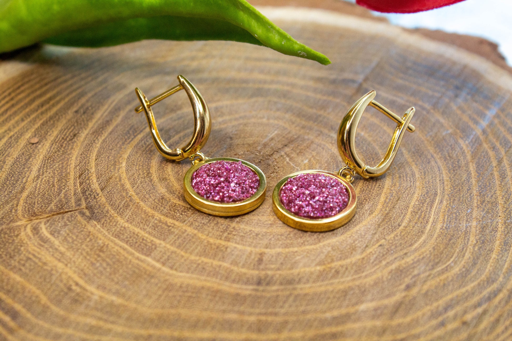 U kapcsos fülbevaló választható arany színű vagy ezüst színű alapban, mályva színű műgyanta