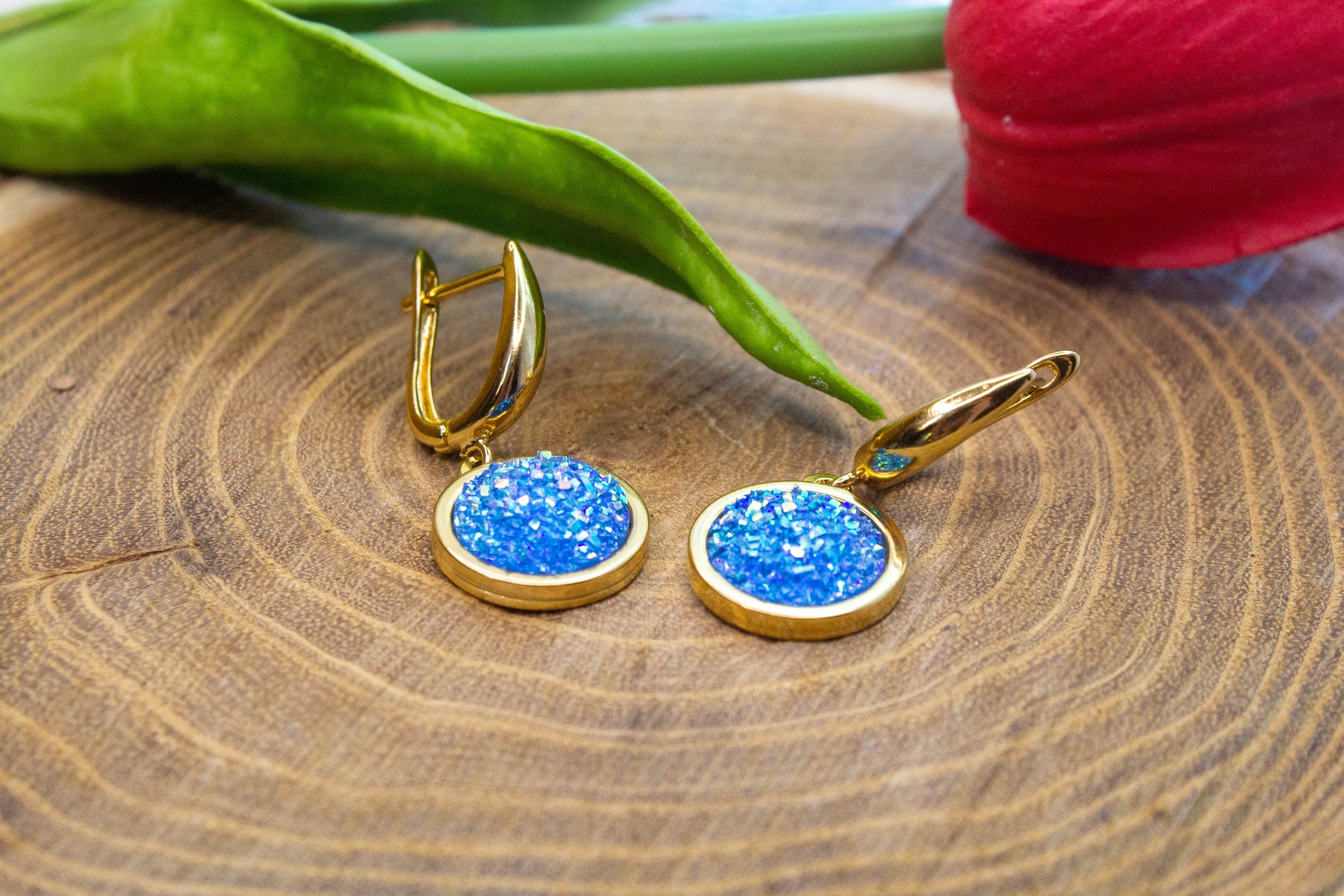 U kapcsos fülbevaló választható arany színű vagy ezüst színű alapban, kék műgyanta