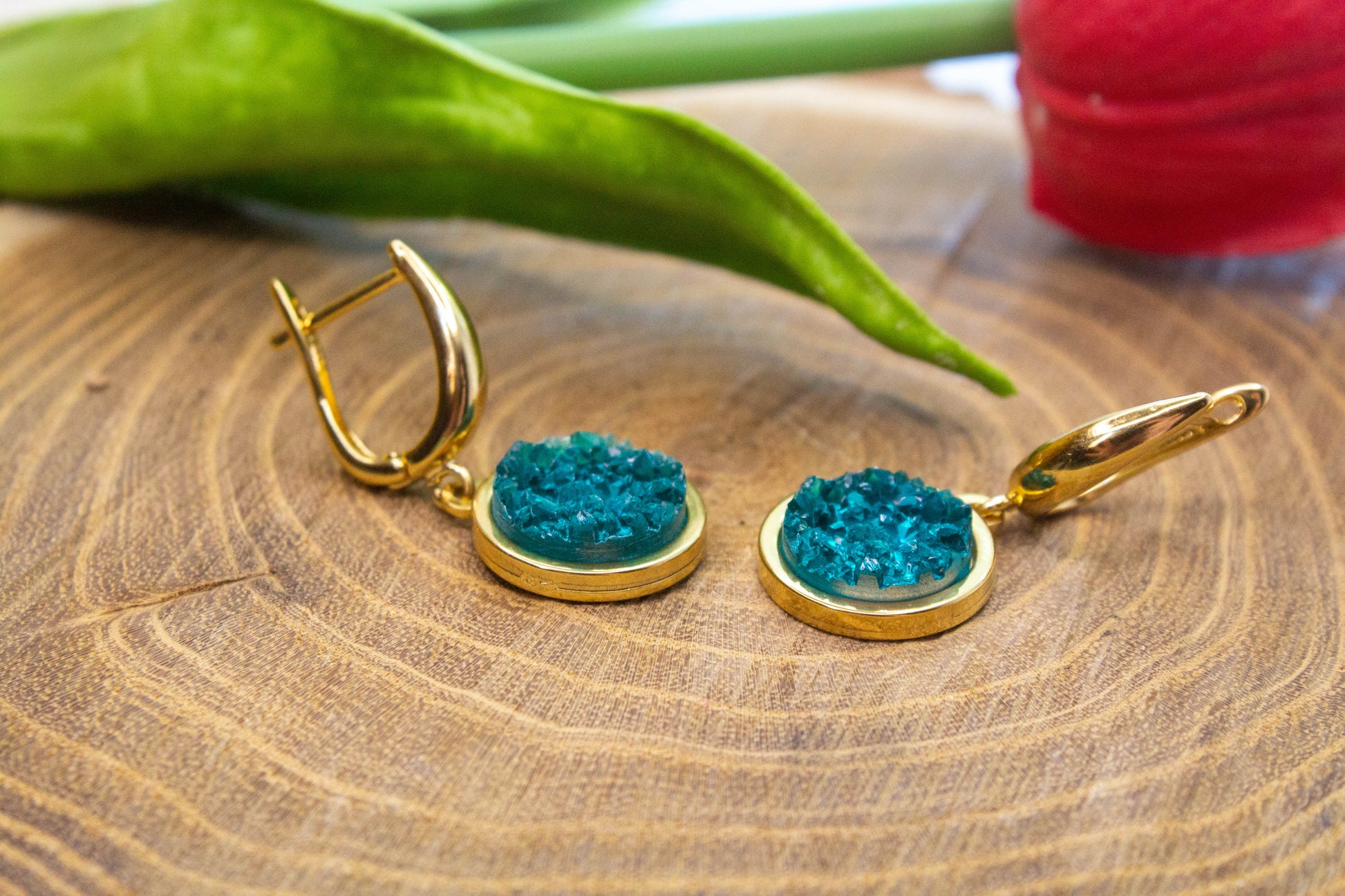 U kapcsos fülbevaló választható arany színű vagy ezüst színű alapban, kék műgyanta