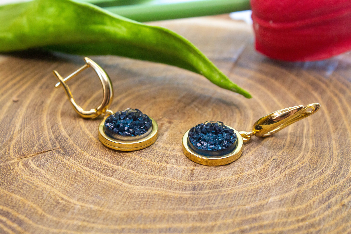 U kapcsos fülbevaló választható arany színű vagy ezüst színű alapban, kék műgyanta