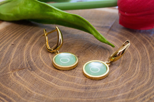 U kapcsos fülbevaló választható arany színű vagy ezüst színű alapban, zöld műgyanta