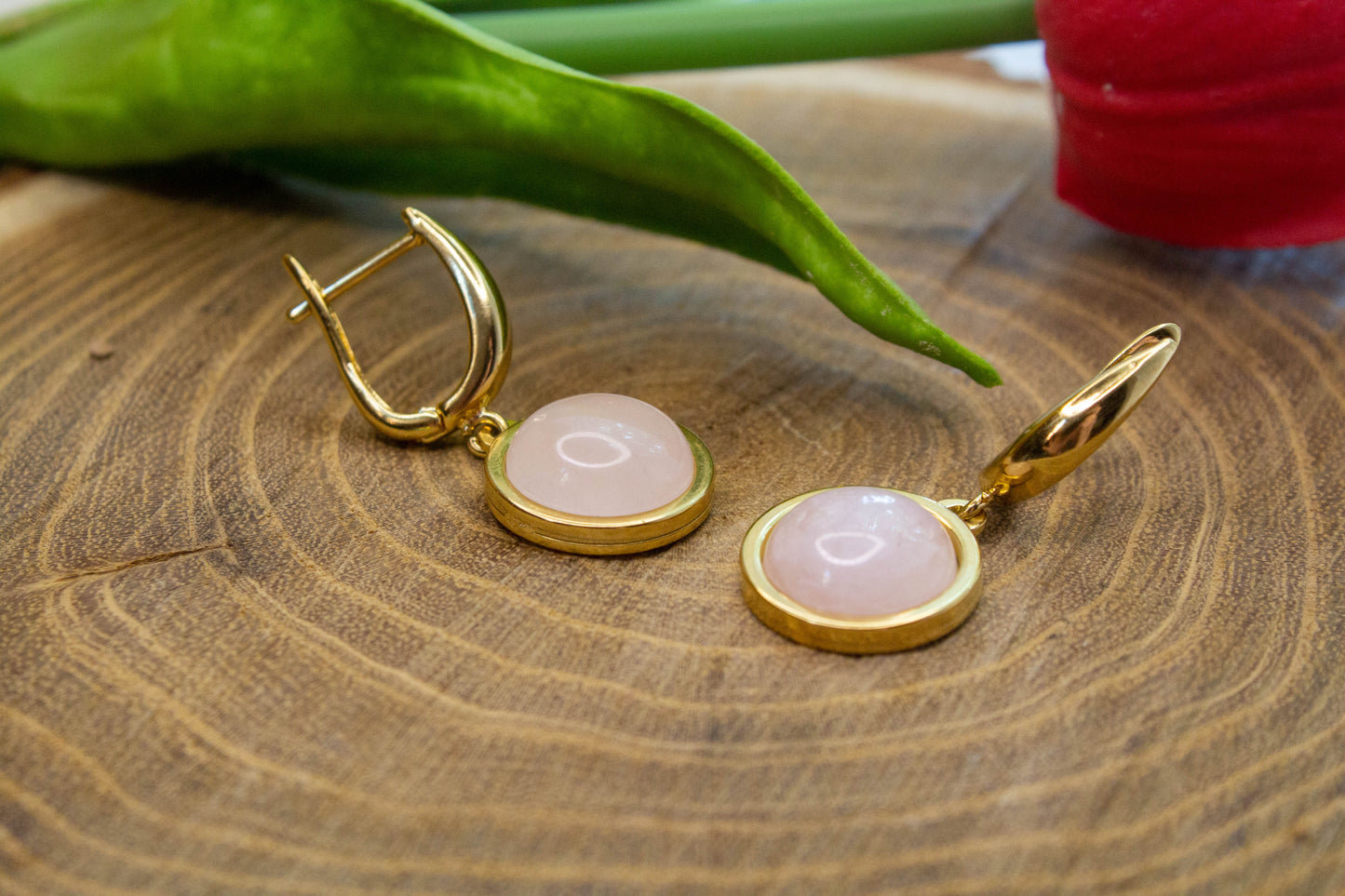 U kapcsos fülbevaló választható arany színű vagy ezüst színű alapban, rózsakavarc ásvány cabochonnal