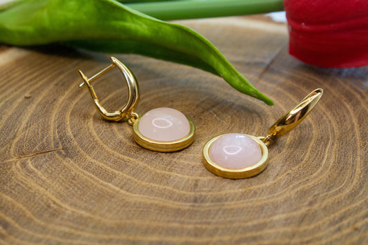 U kapcsos fülbevaló választható arany színű vagy ezüst színű alapban, rózsakavarc ásvány cabochonnal