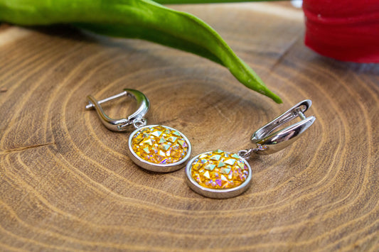 U kapcsos fülbevaló választható arany színű vagy ezüst színű alapban, sárga műgyanta