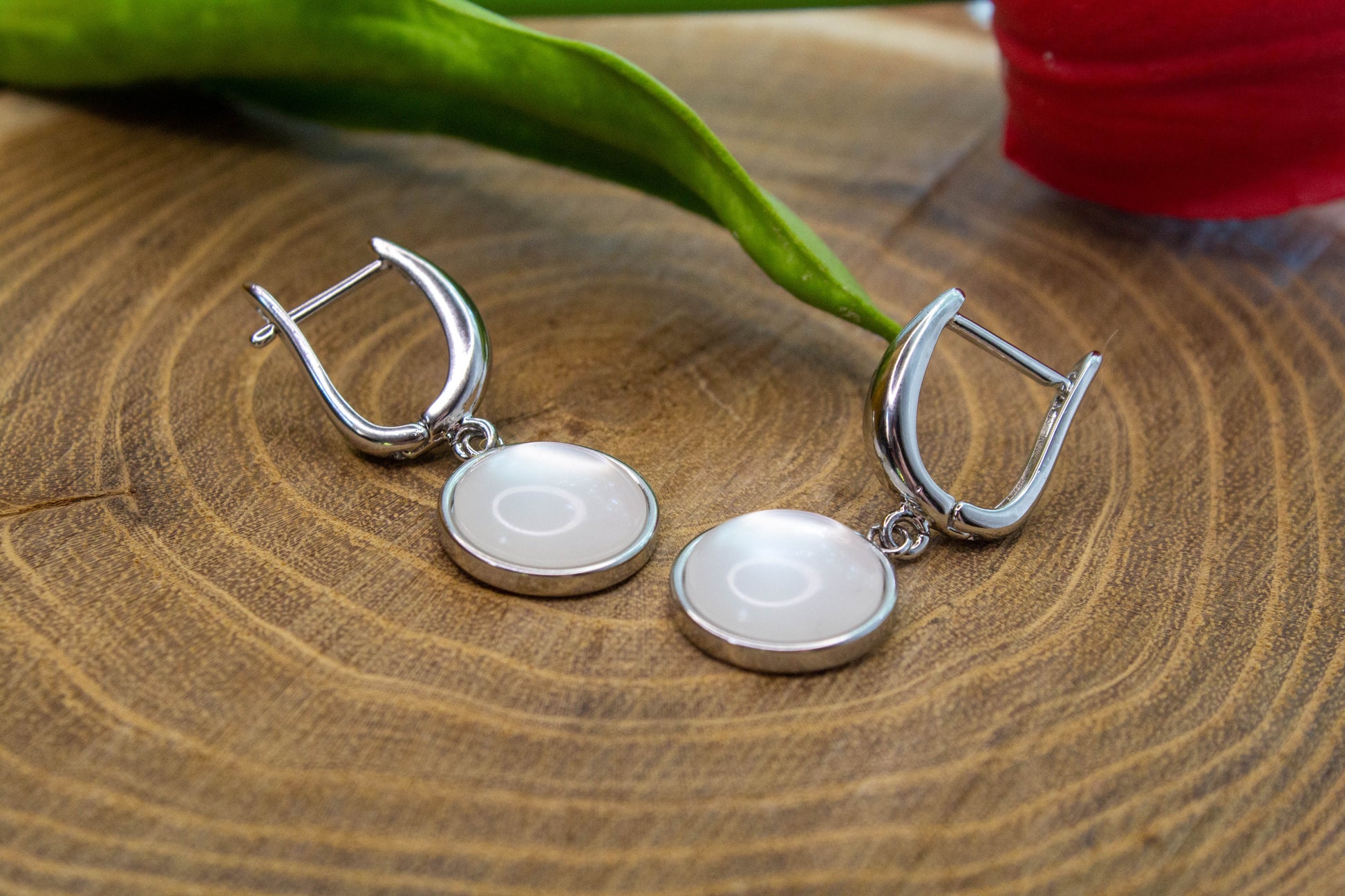 U kapcsos fülbevaló választható arany színű vagy ezüst színű alapban, fehér műgyanta