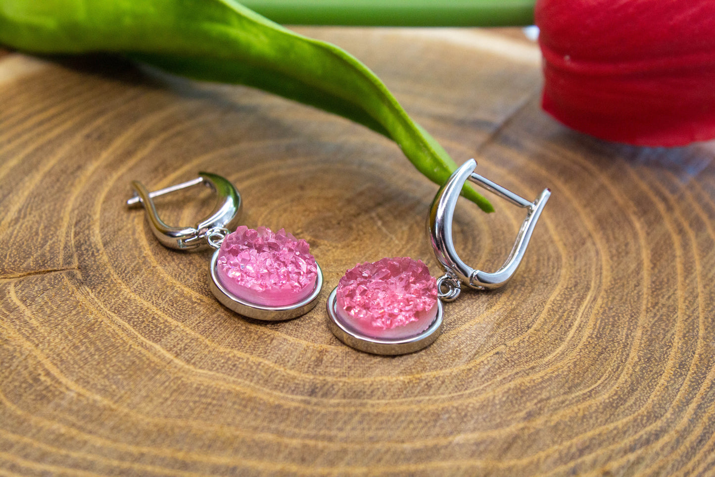 U kapcsos fülbevaló választható arany színű vagy ezüst színű alapban, rózsaszín műgyanta