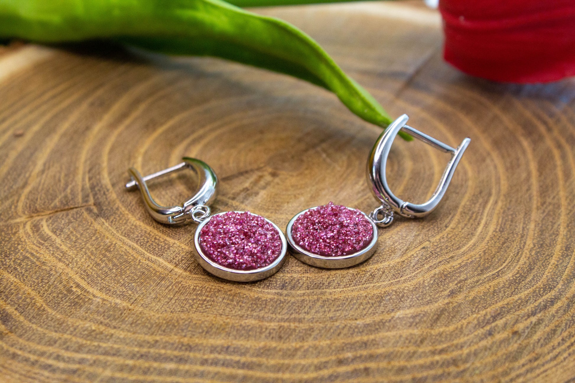 U kapcsos fülbevaló választható arany színű vagy ezüst színű alapban, mályva színű műgyanta