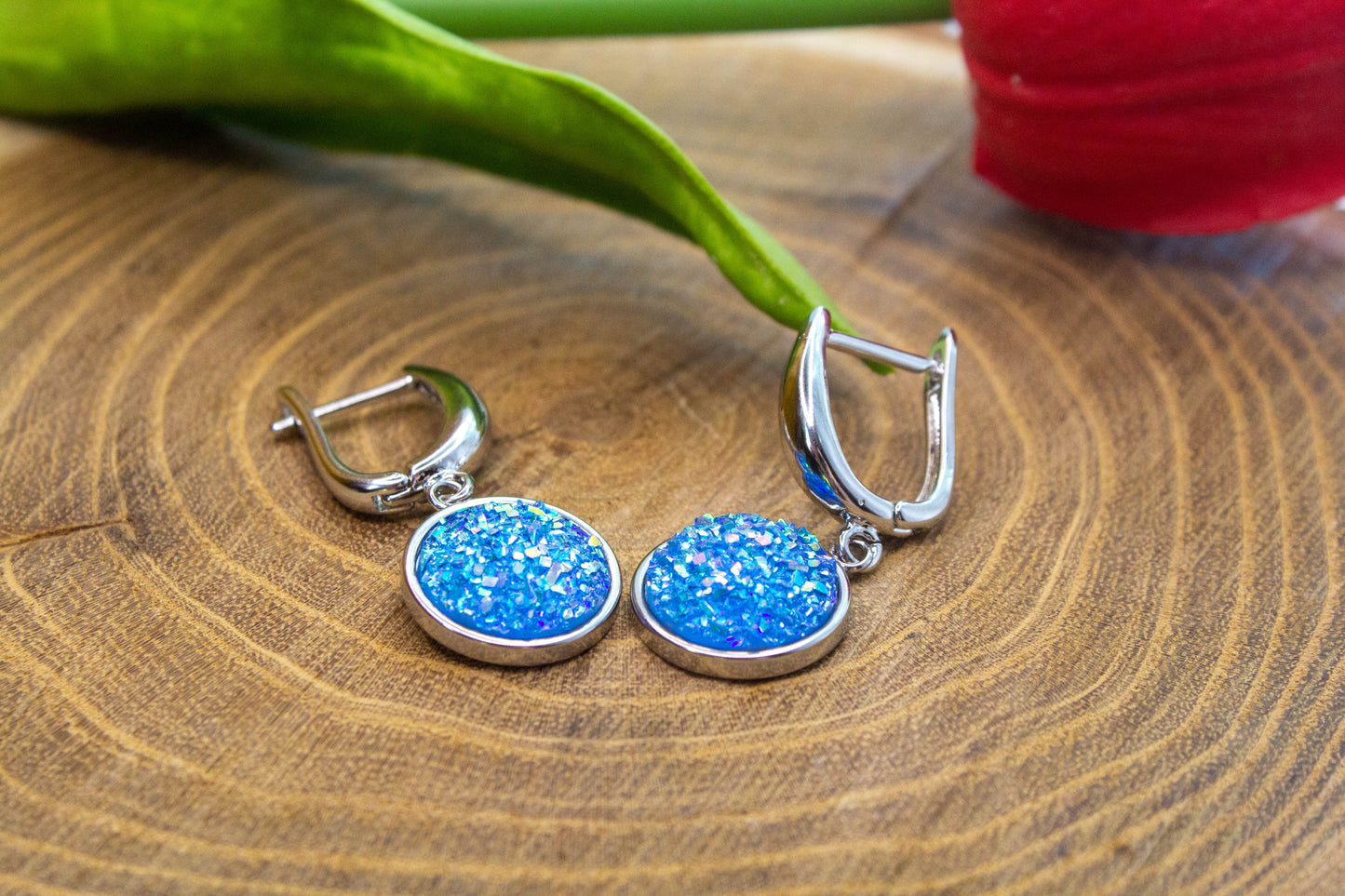 U kapcsos fülbevaló választható arany színű vagy ezüst színű alapban, kék műgyanta