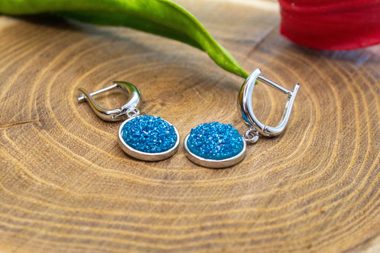 U kapcsos fülbevaló választható arany színű vagy ezüst színű alapban, kék műgyanta