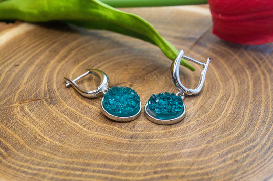 U kapcsos fülbevaló választható arany színű vagy ezüst színű alapban, kék műgyanta