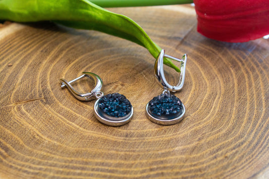 U kapcsos fülbevaló választható arany színű vagy ezüst színű alapban, kék műgyanta