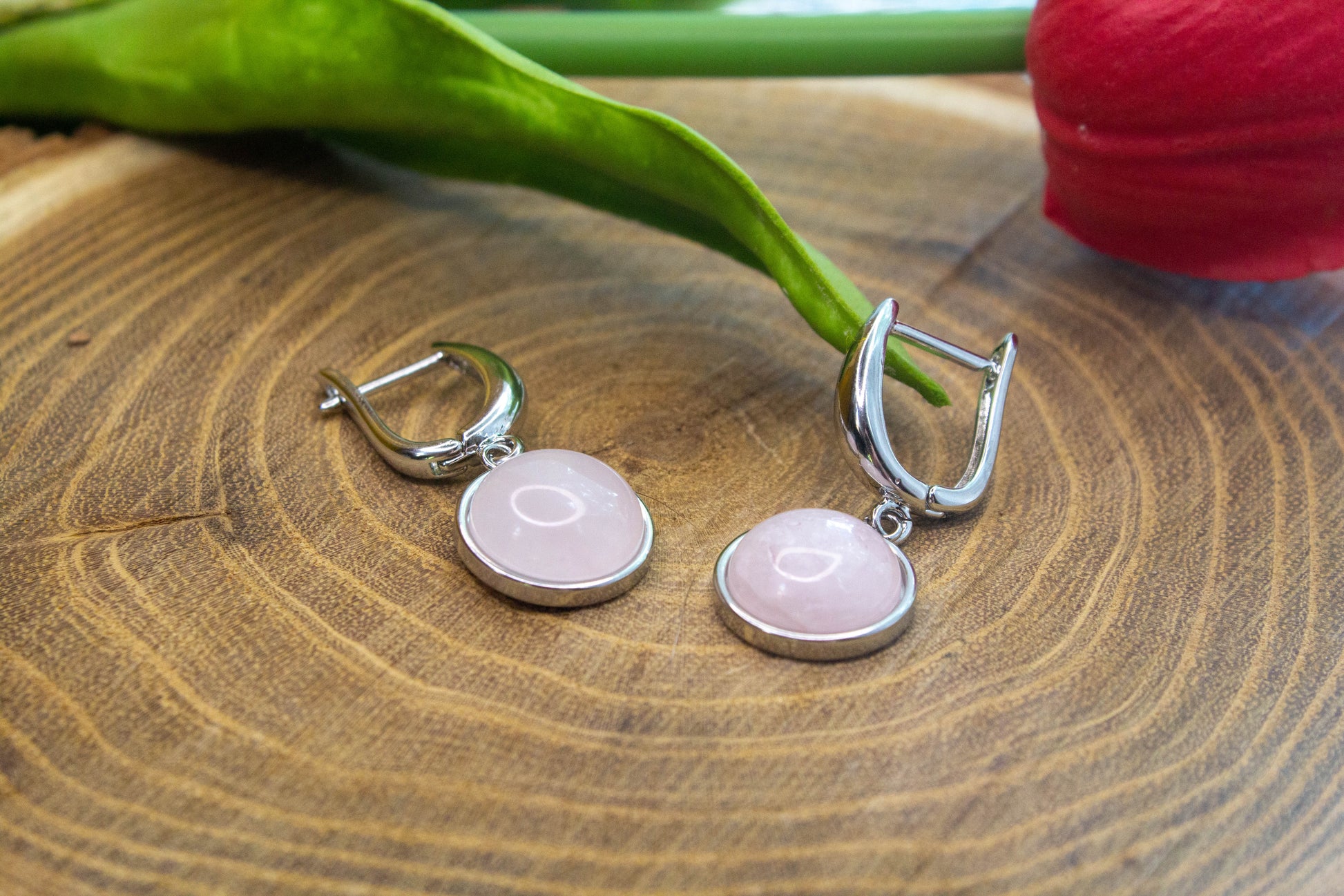 U kapcsos fülbevaló választható arany színű vagy ezüst színű alapban, rózsakavarc ásvány cabochonnal