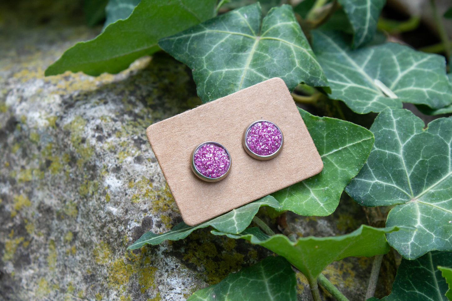 Nikkelmentes, sötét rózsaszín fülbevaló, 8 mm átméerővel, mini kategóriába tartozó fülbevaló.