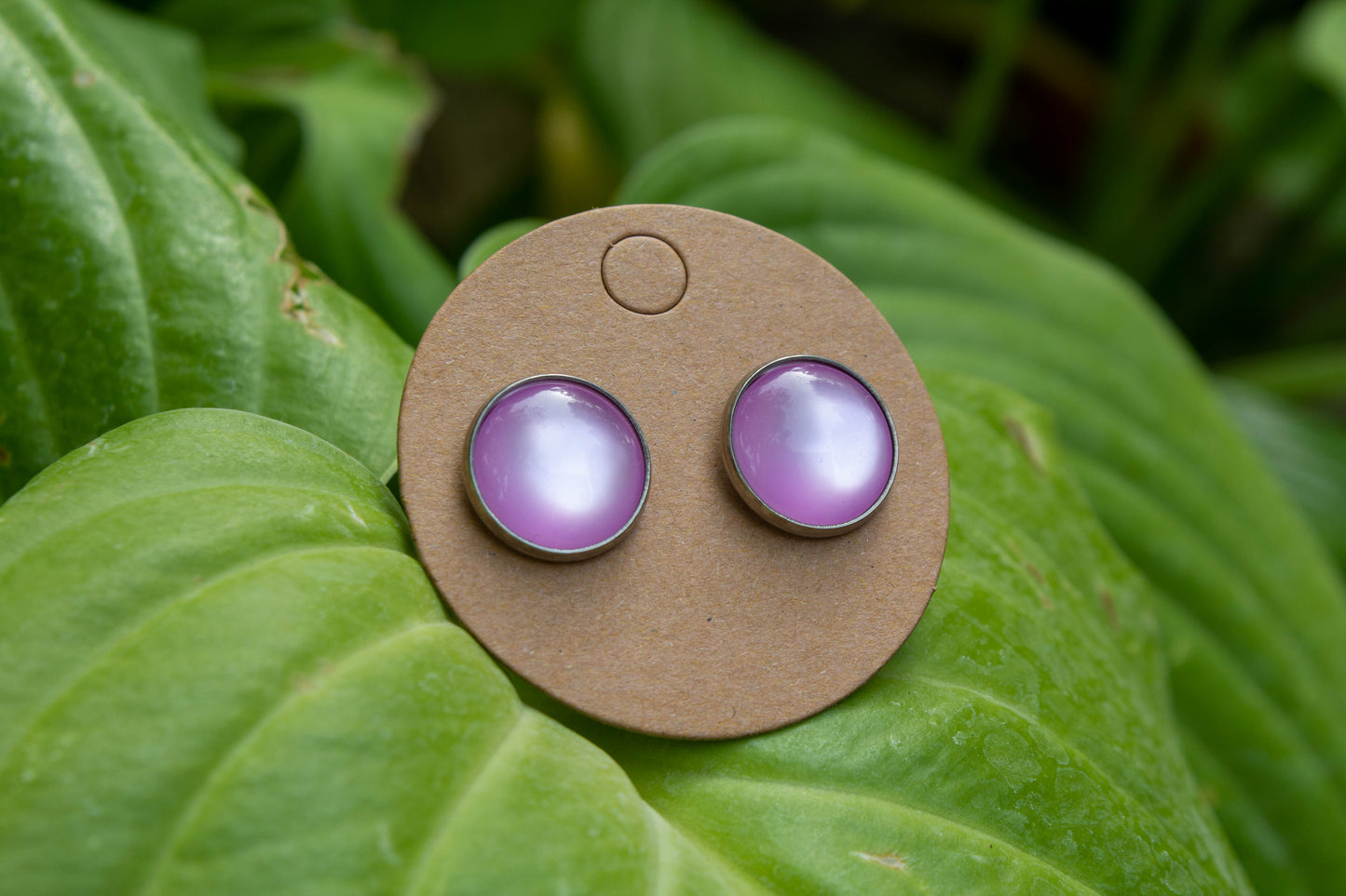 Világos lila színű műgyanta cabochon fülbevaló, csodálatos színben pompázik. A fülbevaló átmérője 12 mm, és nikkelmentes, így az arra érzékenyek is hordhatják.