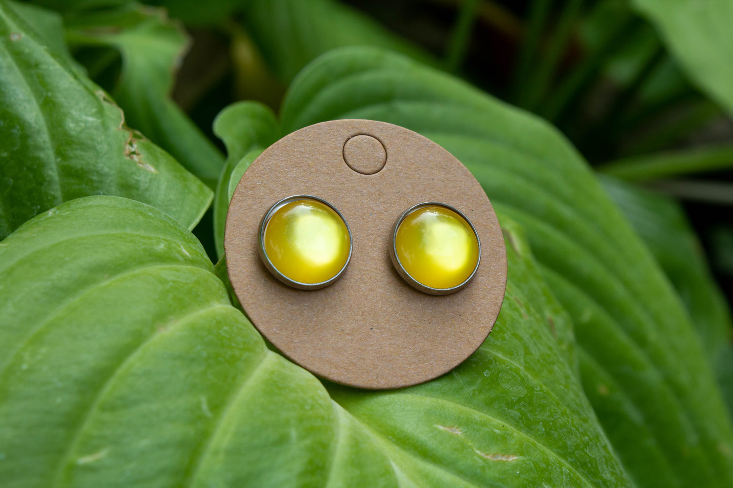Sárga színű műgyanta cabochon fülbevaló, csodálatos színben pompázik. nikkelmentes, így az arra érzékenyek is hordhatják. 12 mm átmérőjű a fülbevaló