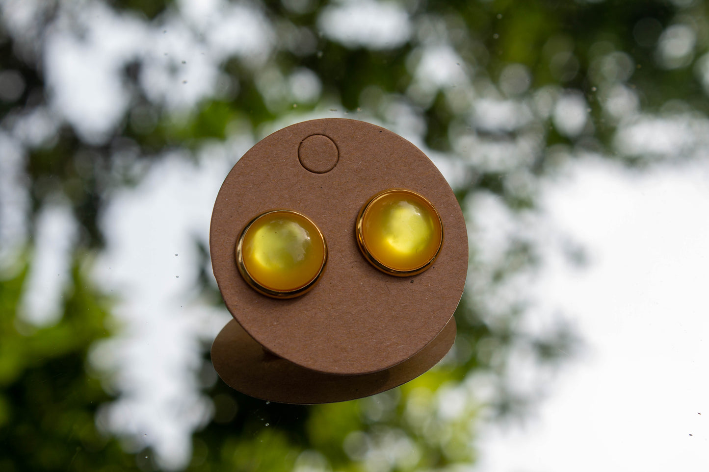 Sárga színű műgyanta cabochon fülbevaló, csodálatos színben pompázik. nikkelmentes, így az arra érzékenyek is hordhatják. 12 mm átmérőjű a fülbevaló