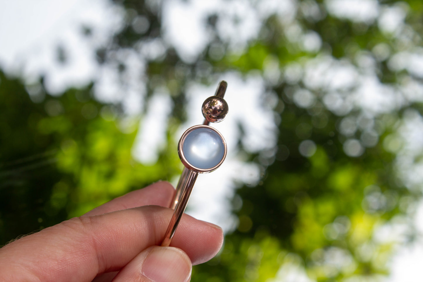Világos kék színű cabochon karkötő, választható arany színű, rosegold színű, vagy ezüst színű alapban.nikkelmentes, így nem bántja az arra érzékenyek bőrét
