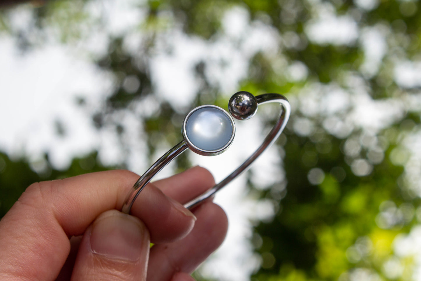 Világos kék színű cabochon karkötő, választható arany színű, rosegold színű, vagy ezüst színű alapban.nikkelmentes, így nem bántja az arra érzékenyek bőrét