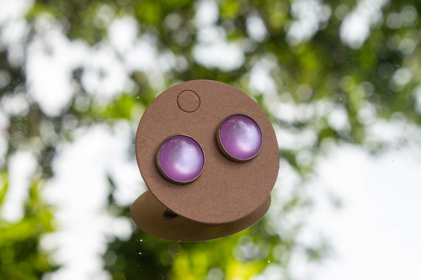 Világos lila színű műgyanta cabochon fülbevaló, csodálatos színben pompázik. A fülbevaló átmérője 12 mm, és nikkelmentes, így az arra érzékenyek is hordhatják.