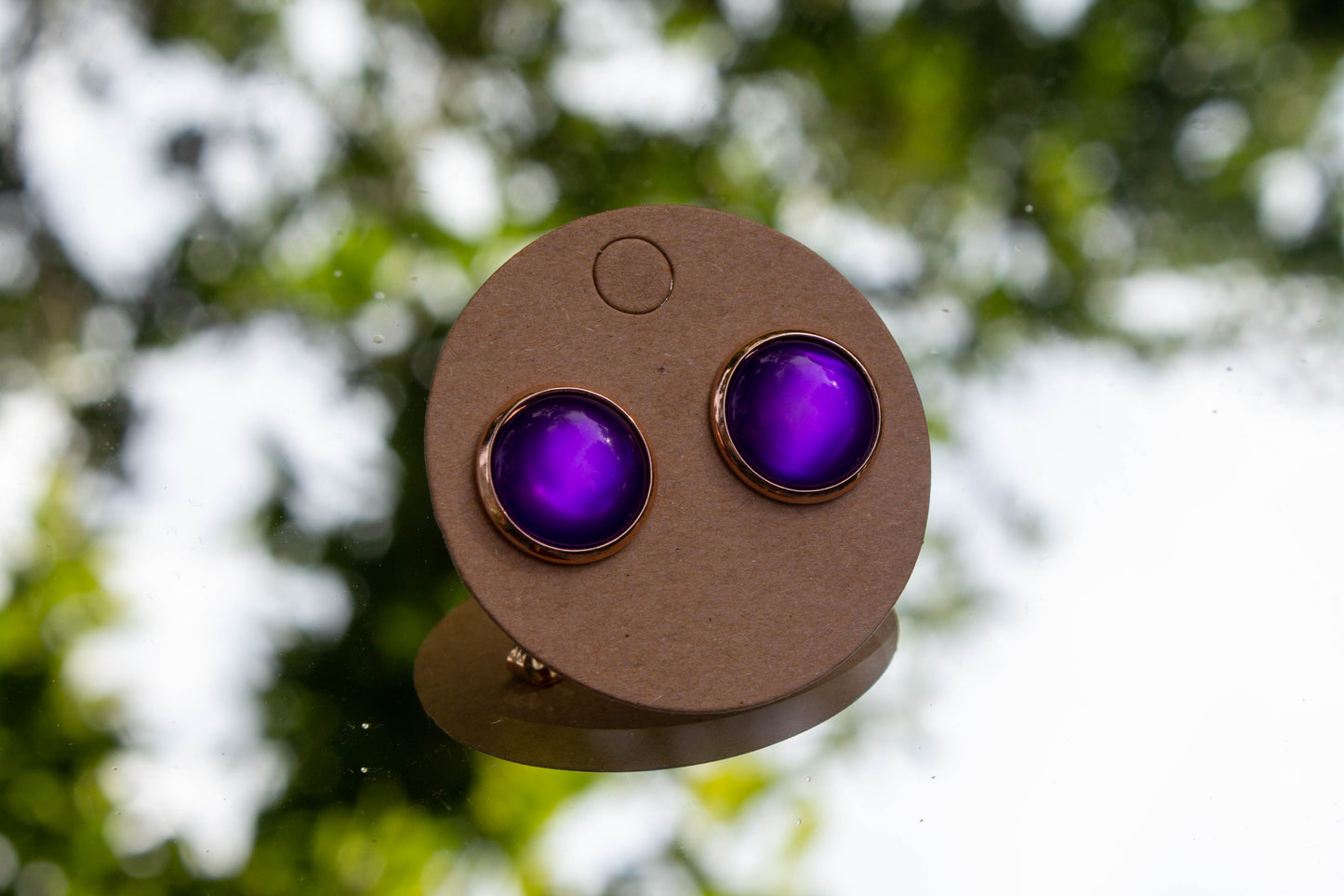 lila színű műgyanta cabochon fülbevaló, csodálatos színben pompázik. nikkelmentes, így az arra érzékenyek is hordhatják. A fülbevaló 12 mm átmérőjű