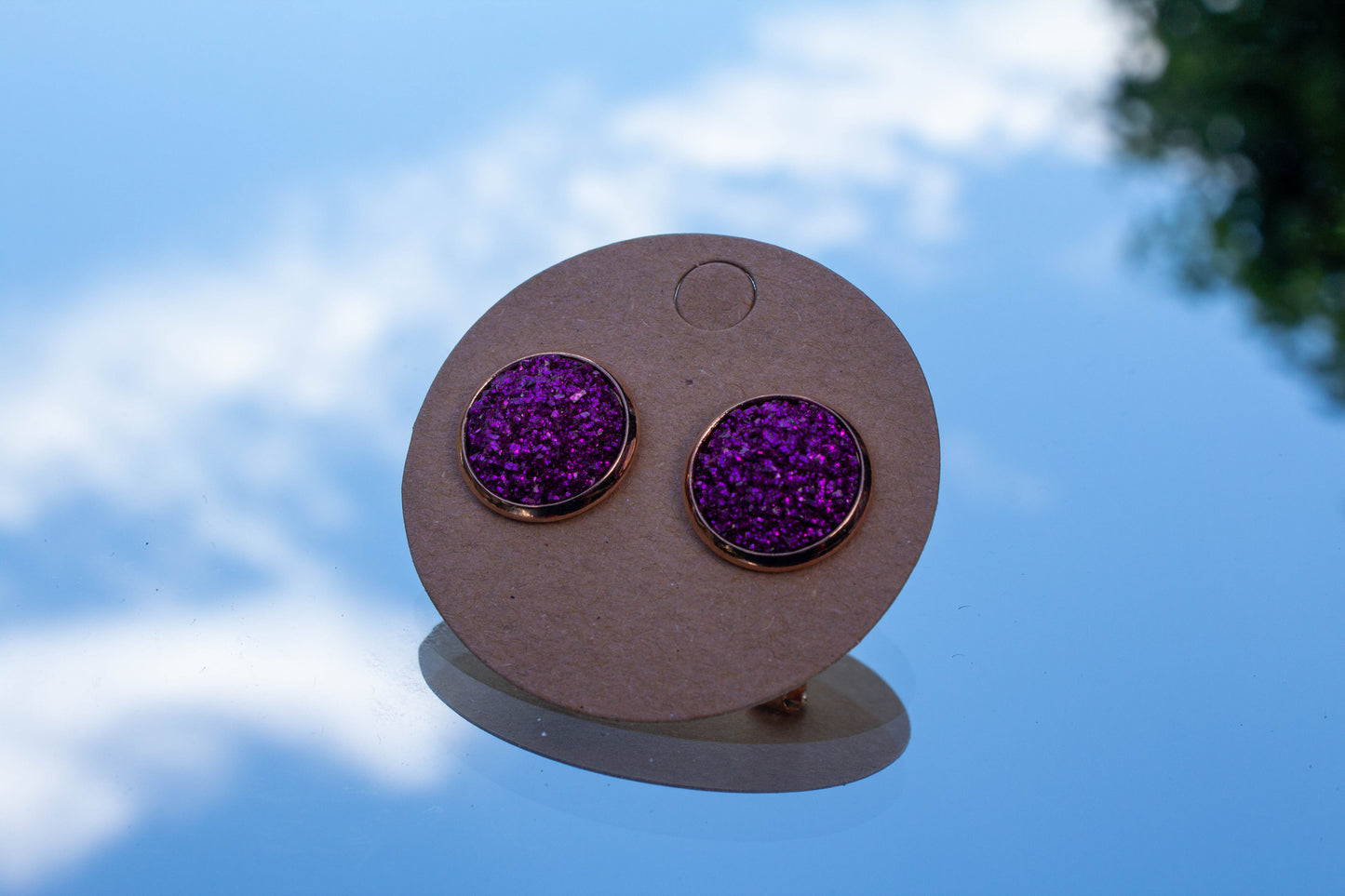 Orgona színű fülbevaló, arany színű, bronz színű, ezüst színű vagy rosegold alappal. A fülbevaló átmérője 12 mm