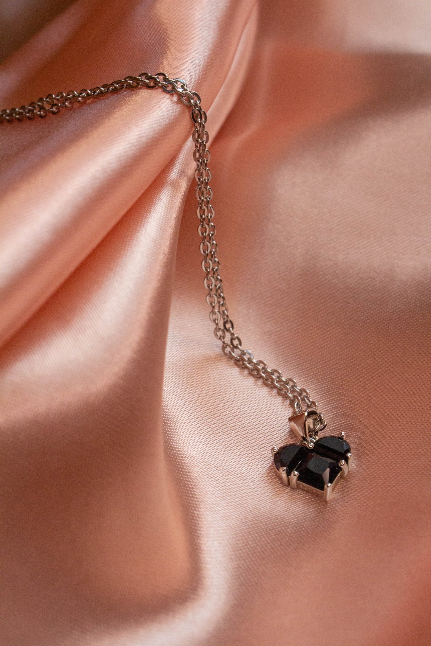 Noir fekete köves nyaklánc ezüst lánccal, elegáns és titokzatos női ékszer