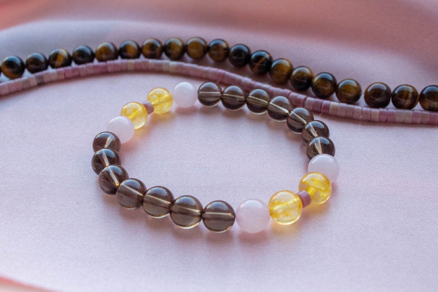újrakezdés ásványkarkötő füstvkarc, rózsakvarc és thulit kövekkel és citrinnel. Kézzel készült karkötő az új kezdet, önelfogadás és belső egyensúly támogatására.