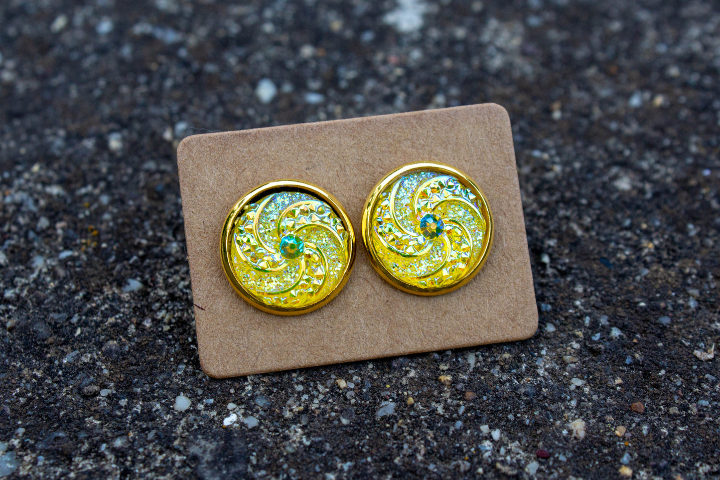 cabochon, kaboson fülbevaló, kézműves, kézzel készült, vásárolj hazait, Mónika Lilla Kincsestára, 12 mm, rendelhető rosegold vagy ezüst színű alappal, sárga fánk druzi