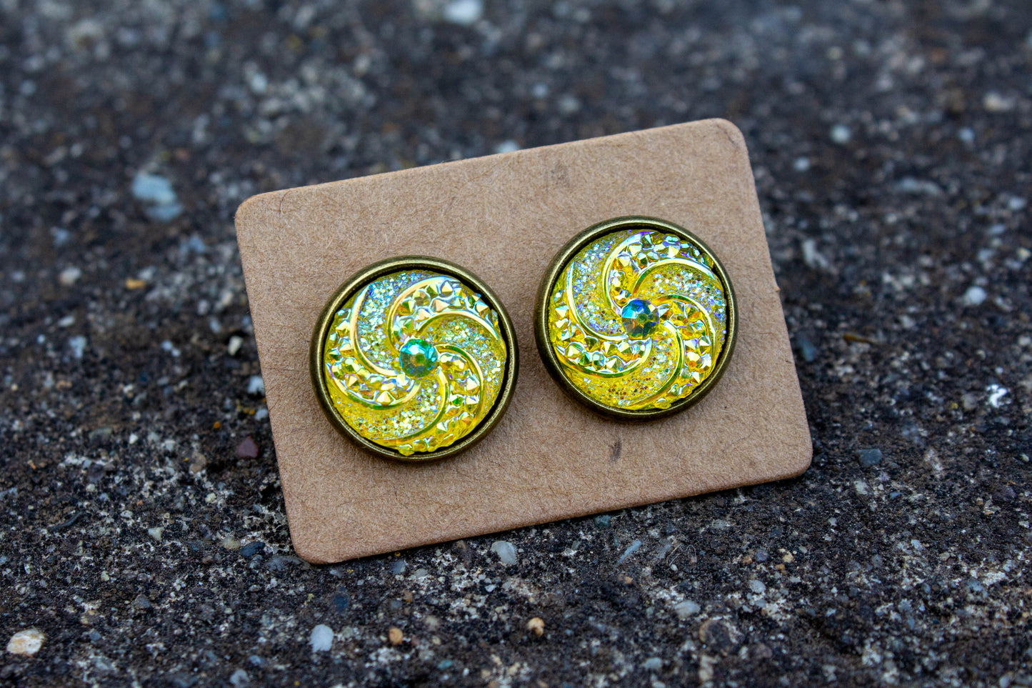 cabochon, kaboson fülbevaló, kézműves, kézzel készült, vásárolj hazait, Mónika Lilla Kincsestára, 12 mm, rendelhető rosegold vagy ezüst színű alappal, sárga fánk druzi