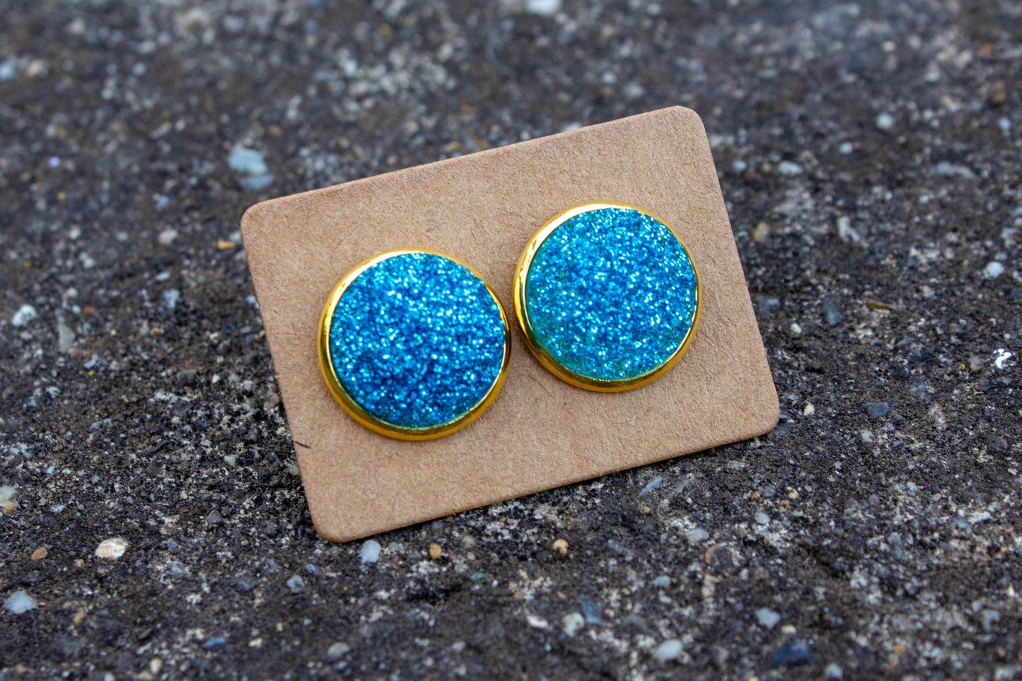 12 mm-es cabochon kaboson fülbevaló, rendelhető rosegold vagy ezüst színű alappal, vásárolj hazait, kézműves ékszer, kézzel készült, Mónika Lilla Kincsestára, műgyanta, kék, druzi
