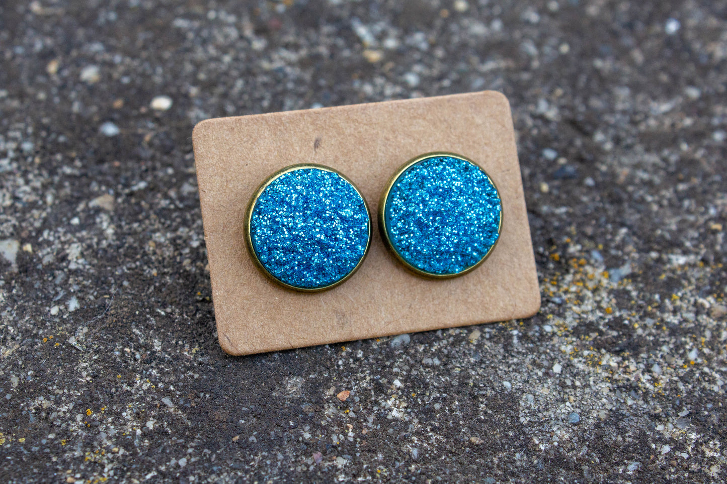 12 mm-es cabochon kaboson fülbevaló, rendelhető rosegold vagy ezüst színű alappal, vásárolj hazait, kézműves ékszer, kézzel készült, Mónika Lilla Kincsestára, műgyanta, kék, druzi