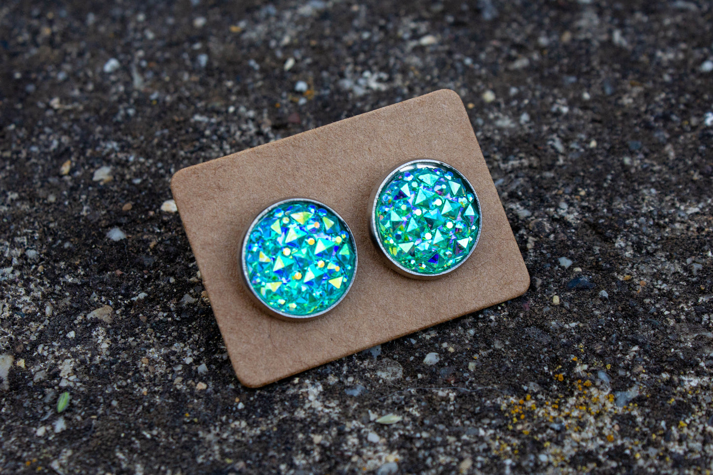 12 mm-es cabochon kaboson fülbevaló, rendelhető rosegold vagy ezüst színű alappal, vásárolj hazait, kézműves ékszer, kézzel készült, Mónika Lilla Kincsestára, műgyanta, zöld