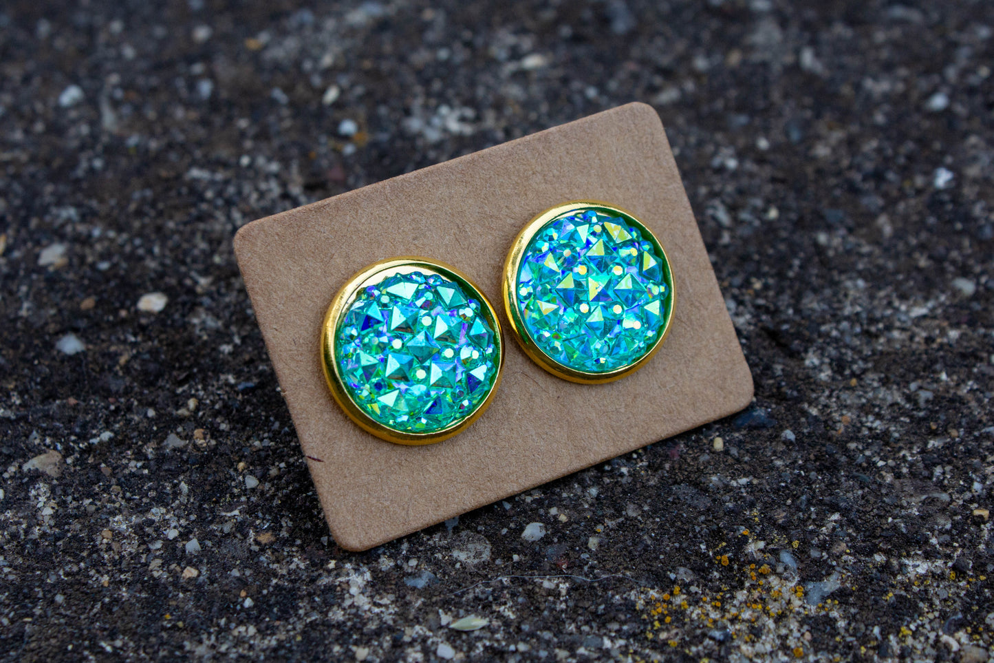 12 mm-es cabochon kaboson fülbevaló, rendelhető rosegold vagy ezüst színű alappal, vásárolj hazait, kézműves ékszer, kézzel készült, Mónika Lilla Kincsestára, műgyanta, zöld