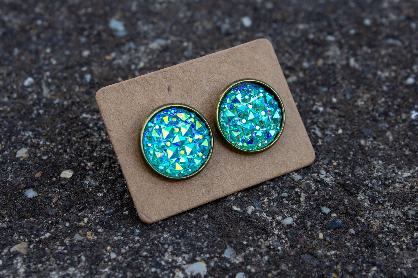 12 mm-es cabochon kaboson fülbevaló, rendelhető rosegold vagy ezüst színű alappal, vásárolj hazait, kézműves ékszer, kézzel készült, Mónika Lilla Kincsestára, műgyanta, zöld