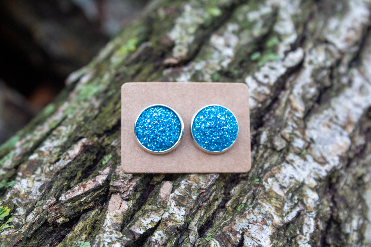12 mm-es cabochon kaboson fülbevaló, rendelhető rosegold vagy ezüst színű alappal, vásárolj hazait, kézműves ékszer, kézzel készült, Mónika Lilla Kincsestára, műgyanta, kék, druzi