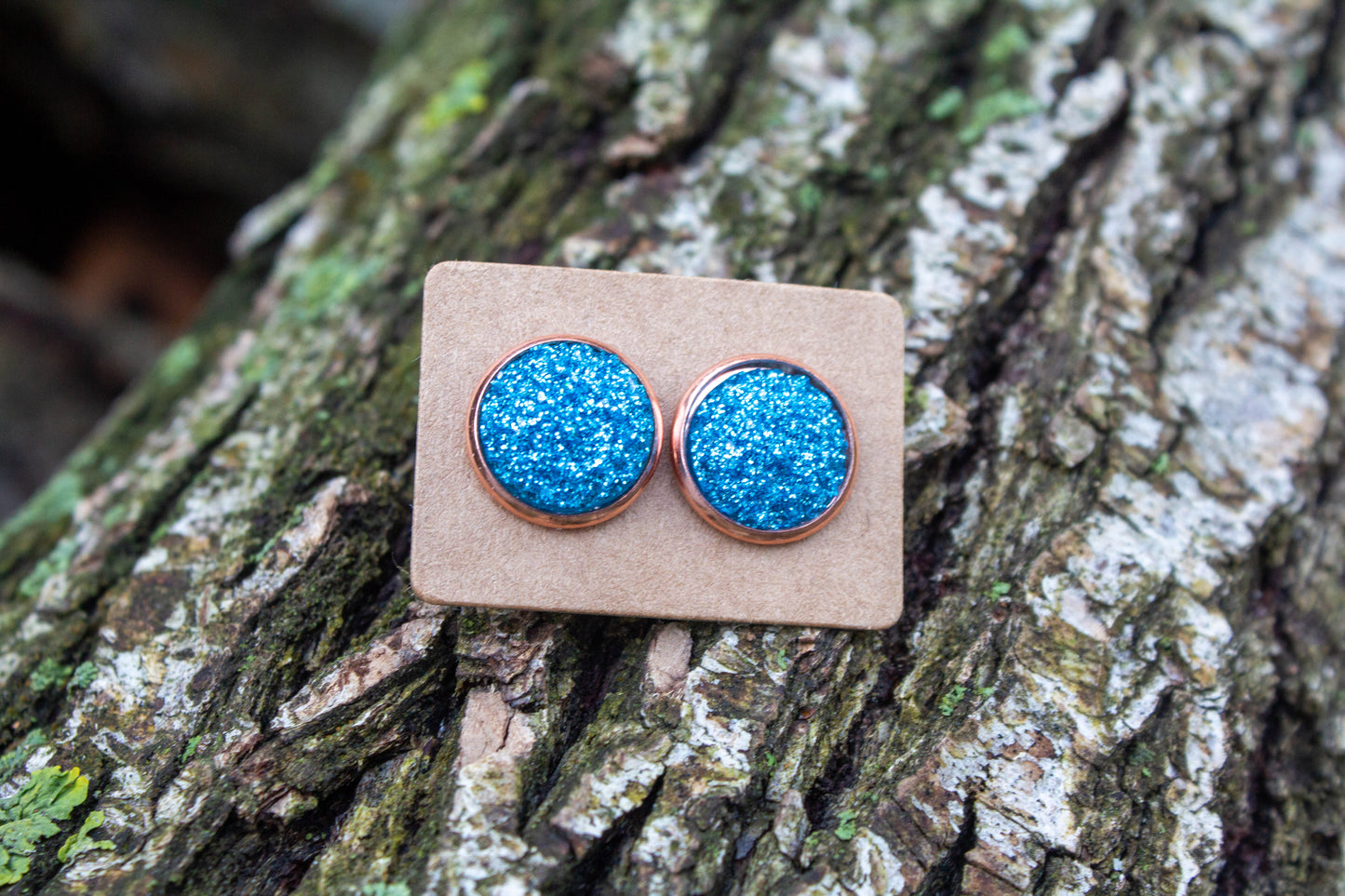 12 mm-es cabochon kaboson fülbevaló, rendelhető rosegold vagy ezüst színű alappal, vásárolj hazait, kézműves ékszer, kézzel készült, Mónika Lilla Kincsestára, műgyanta, kék, druzi