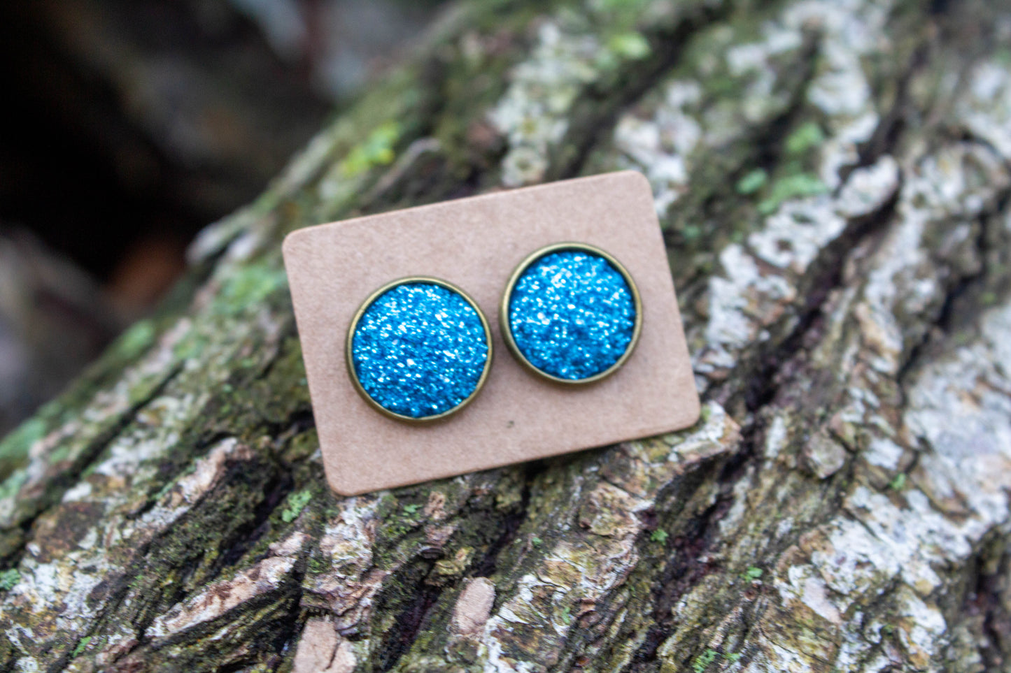 12 mm-es cabochon kaboson fülbevaló, rendelhető rosegold vagy ezüst színű alappal, vásárolj hazait, kézműves ékszer, kézzel készült, Mónika Lilla Kincsestára, műgyanta, kék, druzi